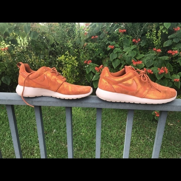 Nike Copper Roshe Women metallic Sneakers Sz 8.5 - Picture 1 of 10
